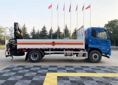 气瓶运输车 两轴东风底盘与栏板式货箱配折臂吊的危险品运输解决方案